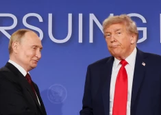 "Viņiem tikai jālūdz." Lasītājs no lūpām atklāj, par ko Putins un Tramps tikšanās laikā sačukstējās