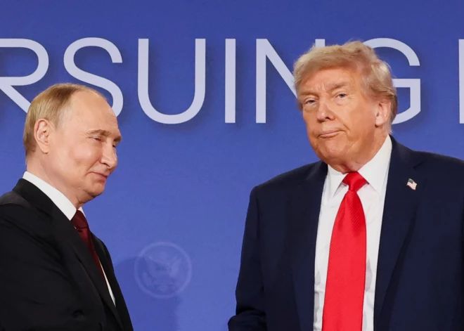 "Viņiem tikai jālūdz." Lasītājs no lūpām atklāj, par ko Putins un Tramps tikšanās laikā sačukstējās
