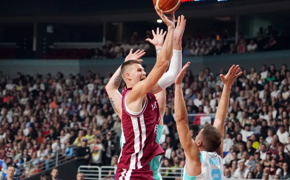 Latvijas basketbola izlase ar spēcīgu izrāvienu pārbaudes spēlē izcīna uzvaru pār Slovēniju
