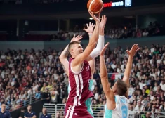 Latvijas basketbola izlase ar spēcīgu izrāvienu pārbaudes spēlē izcīna uzvaru pār Slovēniju