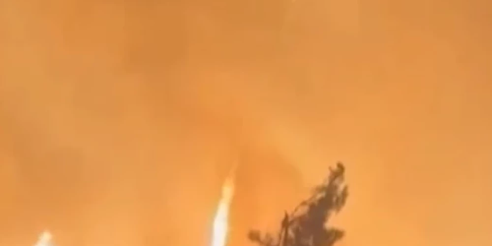 Video iemūžināts uguns tornādo.