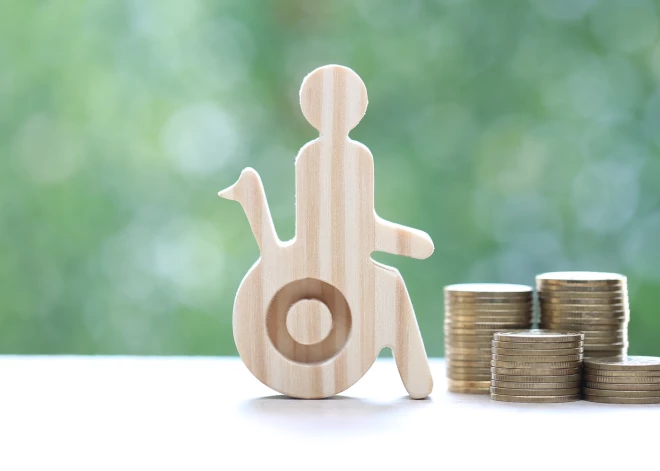 В Латвии сотни инвалидов получают пенсии размером 160 евро - как на это выжить?