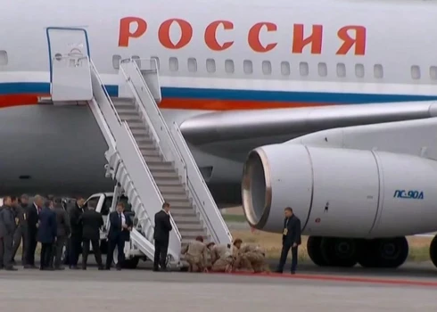 Американские военные раскатывают красную ковровую дорожку Путину.