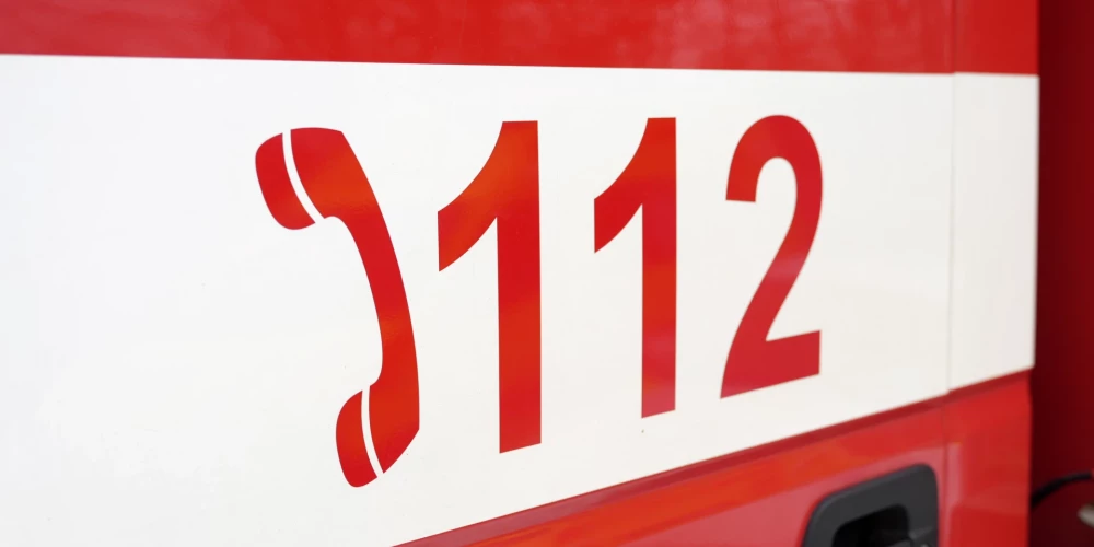 Vienotais ārkārtas palīdzības izsaukumu numurs "112" uz Valsts ugunsdzēsības un glābšanas dienesta automašīnas durvīm.