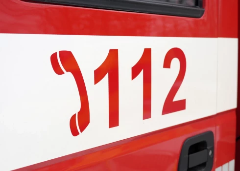 Vienotais ārkārtas palīdzības izsaukumu numurs "112" uz Valsts ugunsdzēsības un glābšanas dienesta automašīnas durvīm.