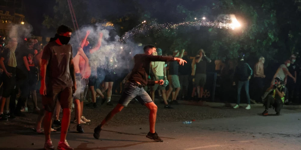 Protestētāji met petardes uz valdošās Serbijas Progresīvās partijas (SNS) biroju.