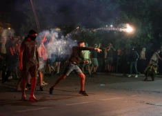 Protestos Serbijā aizdedzināti valdošās partijas biroji, izceļas jaunas sadursmes starp policiju un demonstrantiem