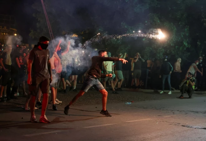 Protestētāji met petardes uz valdošās Serbijas Progresīvās partijas (SNS) biroju.