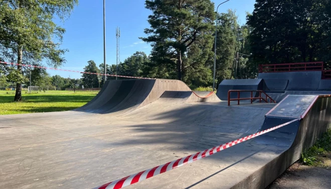 Martā rekonstruētais Ikšķiles skeitparks godam nokalpoja tikai dažus mēnešus un nu tam atkal apkārt apvilka sarkana norobežojoša lenta.
