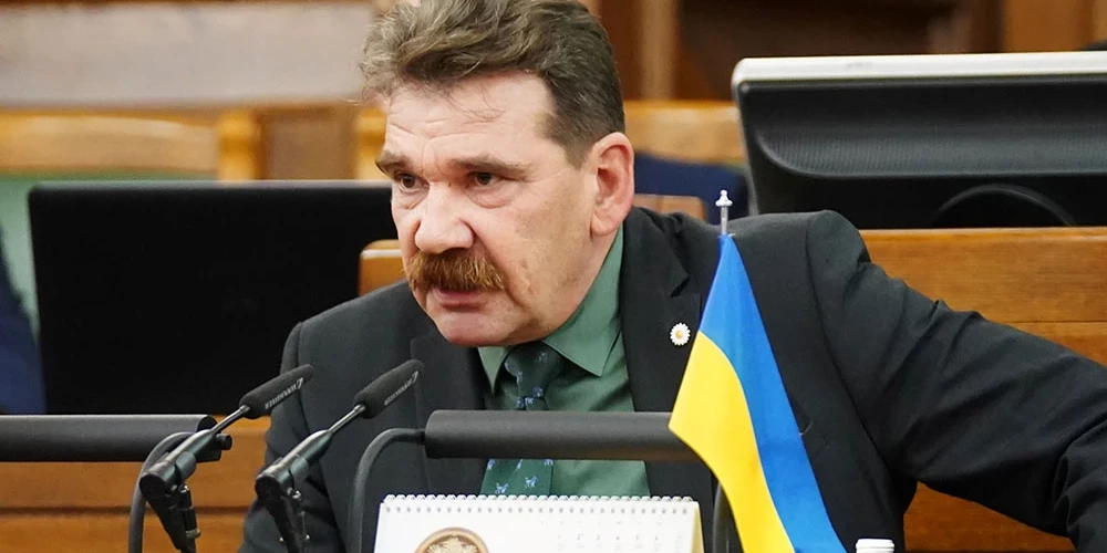 Līdaka norādījis, ka pērn papildus darbam parlamentā pildīja Latvijas Zaļās partijas domes priekšsēdētāja pienākumus, kā arī bija valdes loceklis biedrībā "Zooloģiskā dārza atbalsta biedrība".