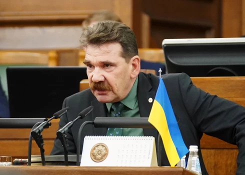 Līdaka norādījis, ka pērn papildus darbam parlamentā pildīja Latvijas Zaļās partijas domes priekšsēdētāja pienākumus, kā arī bija valdes loceklis biedrībā "Zooloģiskā dārza atbalsta biedrība".