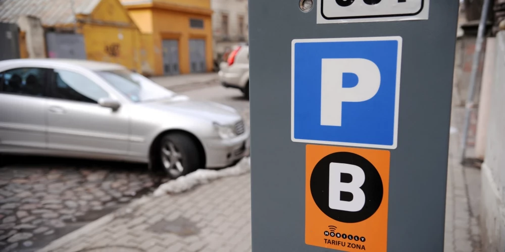 Autostāvvietu maksas automāts.