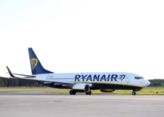 Kautiņš "Ryanair" lidmašīnā: strīds par raudošu bērnu beidzas ar policijas iejaukšanos