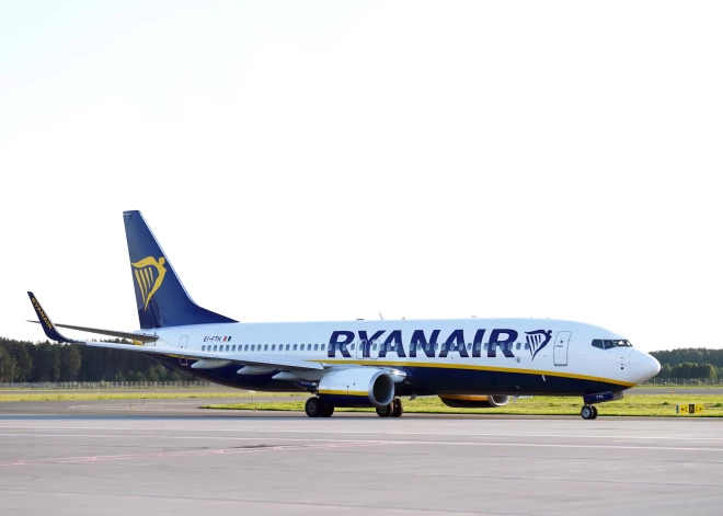 Kautiņš "Ryanair" lidmašīnā: strīds par raudošu bērnu beidzas ar policijas iejaukšanos