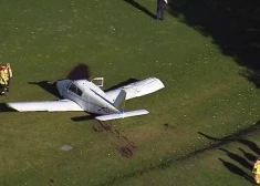 VIDEO: Sidnejā cilvēki spēlē golfu, kamēr viņiem līdzās uz laukuma avarē lidmašīna