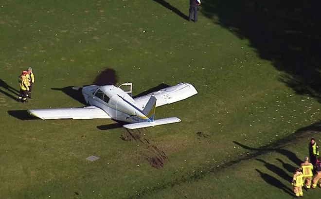 "Piper Cherokee" vieglā lidmašīna 17. augustā treniņlidojuma laikā bija spiesta veikt avārijas nosēšanos "Mona Vale" golfa klubā.
