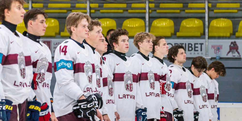 Latvijas U-20 "baltās" izlases hokejisti uzvar LHF prezidenta kausā.