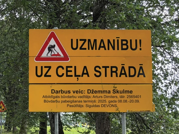 Kultūras centrā “Siguldas devons” skatāma izstāde “Uzmanību! Uz ceļa strādā!”, kas ir veltījums izcilās latviešu mākslinieces Džemmas Skulmes 100. jubilejā.