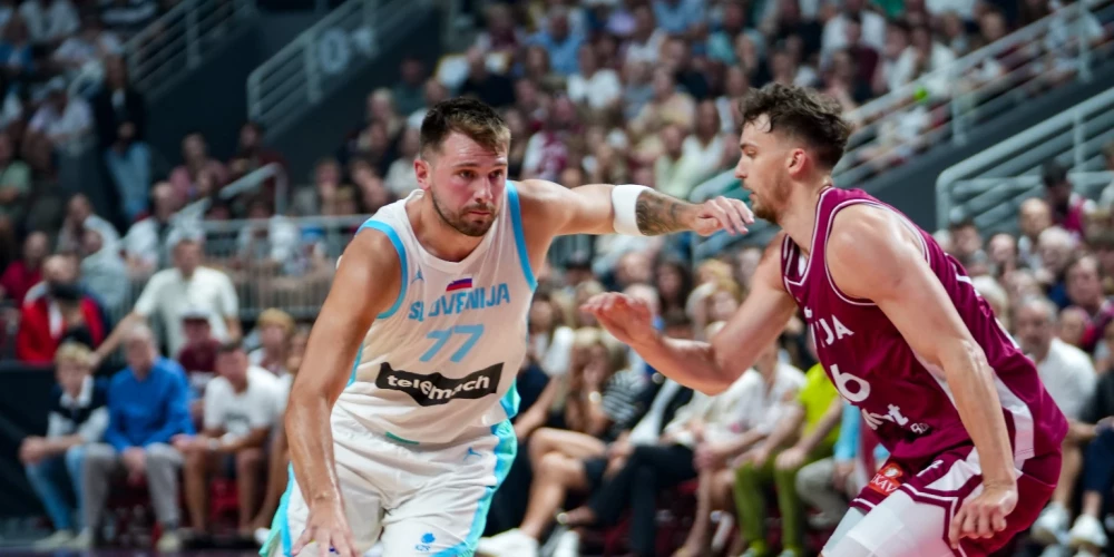 Luka Dončičs uzbrukumā pret Kristeru Zoriku. 