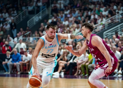 Luka Dončičs uzbrukumā pret Kristeru Zoriku. 