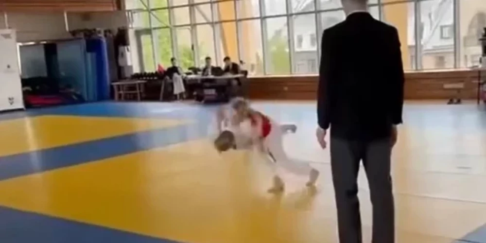 Kadrs no džudo sacensībām, kurās izskanēja kāda dalībnieka mammas replika.