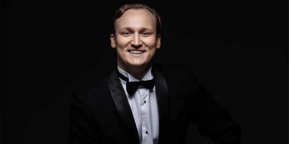 "Latvijas Radio" studijā valdīja īpaša noskaņa, kad Maestro Raimonds Pauls noklausījās vienu no Jēkaba Tutiņa jaunā albuma “Not Quite Baroque” skaņdarbiem.