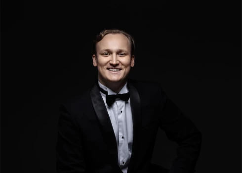 "Latvijas Radio" studijā valdīja īpaša noskaņa, kad Maestro Raimonds Pauls noklausījās vienu no Jēkaba Tutiņa jaunā albuma “Not Quite Baroque” skaņdarbiem. 