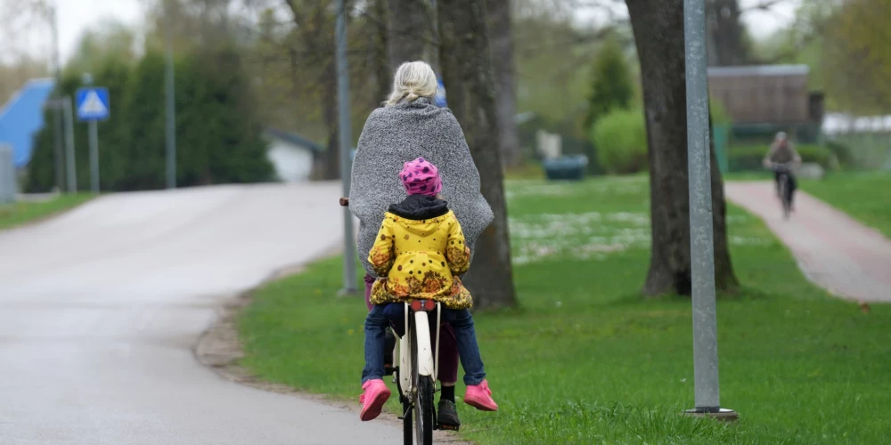 “Manai meitai, lai uzstādītu autismu, uz diagnostiku bija jāgaida vairāk nekā gads. Tikai pēc oficiālās diagnozes es varēju pieteikties terapijām un atbalsta pasākumiem. Tas nozīmēja, ka veselu gadu es dzīvoju ar sajūtu, ka laiks aiztek starp pirkstiem un katra diena samazina viņas iespējas.”