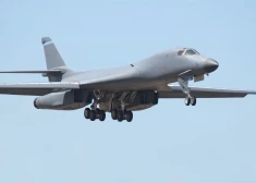 Во вторник над памятником Свободы пролетит бомбардировщик ВВС США