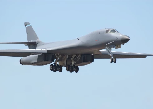 Американский B-1B Lancer покажется в небе над Ригой.