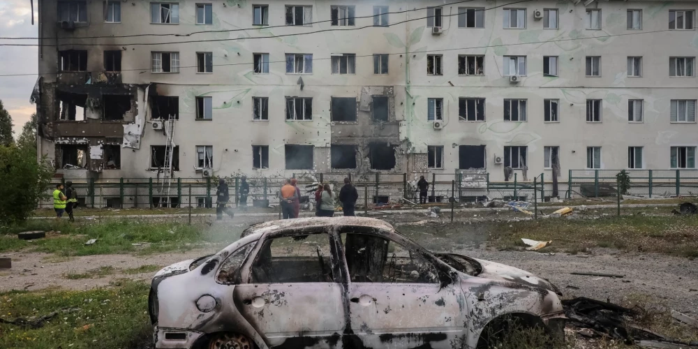 Вид на место удара по жилому дому, разрушенному в результате атаки российского дрона во время обстрела Украины, Харьков, 18 августа 2025 года.