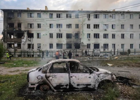 Вид на место удара по жилому дому, разрушенному в результате атаки российского дрона во время обстрела Украины, Харьков, 18 августа 2025 года.