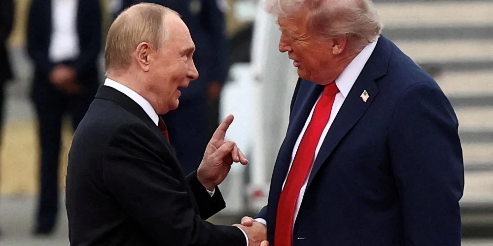 ASV prezidents Donalds Tramps 15. augustā Aļaskā sirsnīgi uzņem Krievijas diktatoru Vladimiru Putinu, kurš 2022. gadā uzsāka asiņaināko karu Eiropā kopš Otrā pasaules kara
