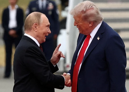 ASV prezidents Donalds Tramps 15. augustā Aļaskā sirsnīgi uzņem Krievijas diktatoru Vladimiru Putinu, kurš 2022. gadā uzsāka asiņaināko karu Eiropā kopš Otrā pasaules kara