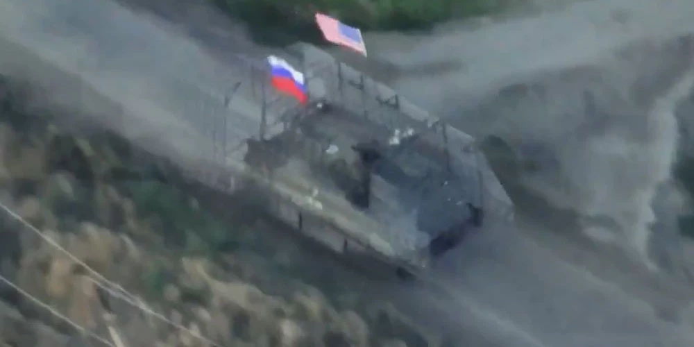 "Z" armija uz bruņutransportiera pakāra Krievijas un ASV karogus un devās uzbrukumā Ukrainas aizstāvju pozīcijām.