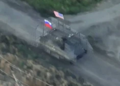 Soctīklos izsmej Krievijas armiju: parādījies video, kurā krievi kaut ko dara ar ASV karogu