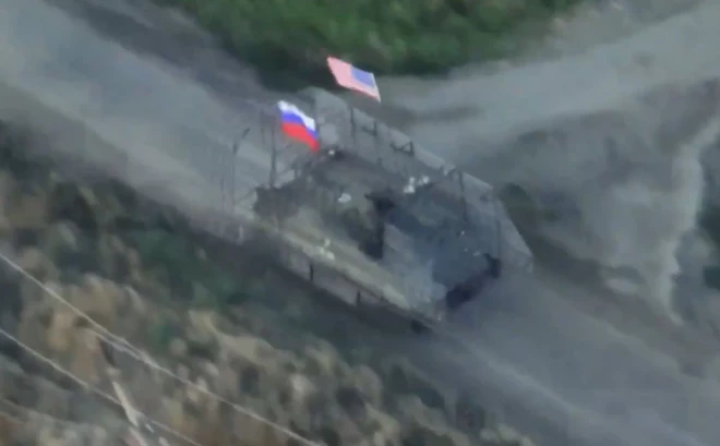 "Z" armija uz bruņutransportiera pakāra Krievijas un ASV karogus un devās uzbrukumā Ukrainas aizstāvju pozīcijām.