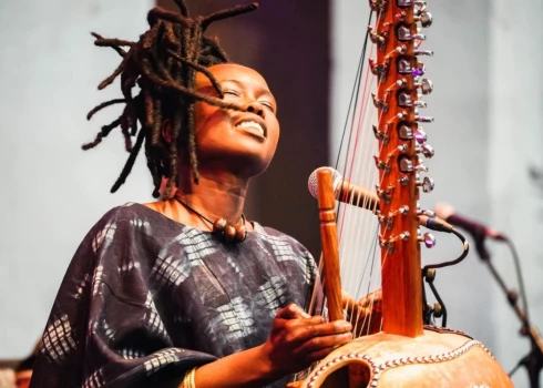 Vakara otrajā daļā uz skatuves kāps Senny Camara – viena no retajām sievietēm pasaulē, kas spēlē tradicionālo Rietumāfrikas instrumentu koru, radot unikālu sakrālu skaņu pasauli.
