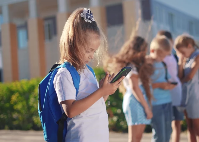 В школах Латвии запрещают мобильные телефоны, но некоторым детям они жизненно необходимы
