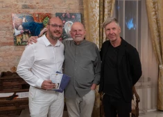 FOTO: Mežotnes pilī ar sirsnību uzņem Pētera Vaska fonda koncerta viesus