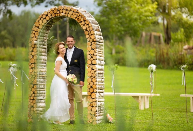 Māris un Ilze kāzu dienā. Vaicāts, vai biznesā viņu atbalsta arī sieva un abu bērnu mamma Ilze, Mārcis negaidīti paziņo: “Jau aptuveni pirms diviem gadiem no sievas un bērnu mammas esmu šķīries. Laimīgie stāsti mēdz arī beigties."