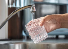 В стакане "ртуть и свинец"? Как блогеры обманывают зрителей о рижской воде