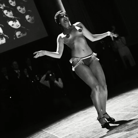 Varietē meitene Parīzē pagājušā gadsimta divdesmitajos gados.