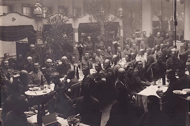 Krievijas impērijas virsnieki Rīgas “Cafe de Paris” (1914. gads).