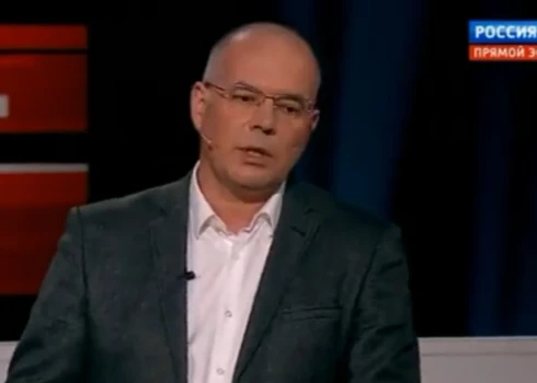 Andrejs Mamkins kārtējā Krievijas propagandas raidījumā (ekrānuzņēmums no video)