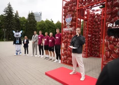 FOTO: svinīgi Esplanādē atklāj "EuroBasket 2025" veltītu basketbola arku