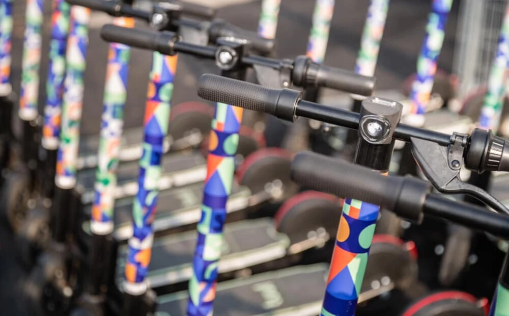 Igaunijas skrejriteņu iznomātājs “Tuul Mobility” paziņo, ka pārtrauc darbību Rīgā