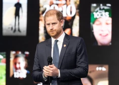 Princis Harijs slepeni noliek vēstuli pie memoriāla – žests izlīguma virzienā ar ģimeni