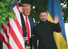 Zelenskis ierodas Baltajā namā – sarunām ar Trampu gatavs ar karti rokās