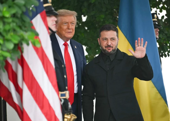 Zelenskis ierodas Baltajā namā – sarunām ar Trampu gatavs ar karti rokās